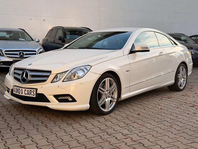 Weiß Gebraucht 2012 Mercedes E220 AMG line Coupé | 17.499 € (Fairer Preis) - Bild 1/4