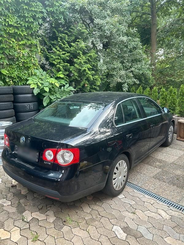 Schwarz Gebraucht 2006 VW Jetta Limousine | 2.000 € (Guter Preis) - Bild 1/4