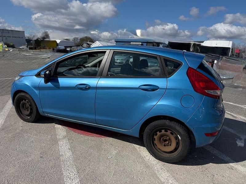 Gebraucht Ford Fiesta Trend 90 PS (66 kW) 2009 Blau Kleinwagen