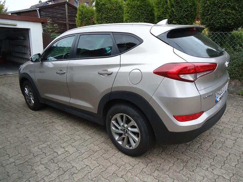 Beige Gebraucht 2016 Hyundai Tucson Trend SUV | 14.600 € (Fairer Preis) - Bild 1/4