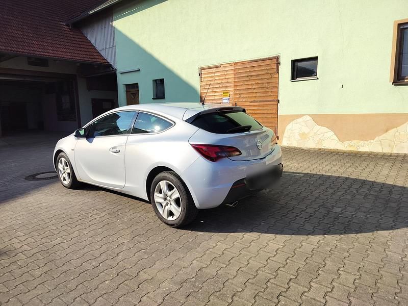 Gebraucht Opel Astra 140 PS (102 kW) 2012 Coupé