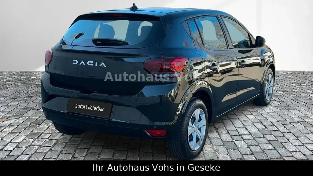 Neu Dacia Sandero Essentiel 91 PS (66 kW) 2025 Schwarz Limousine