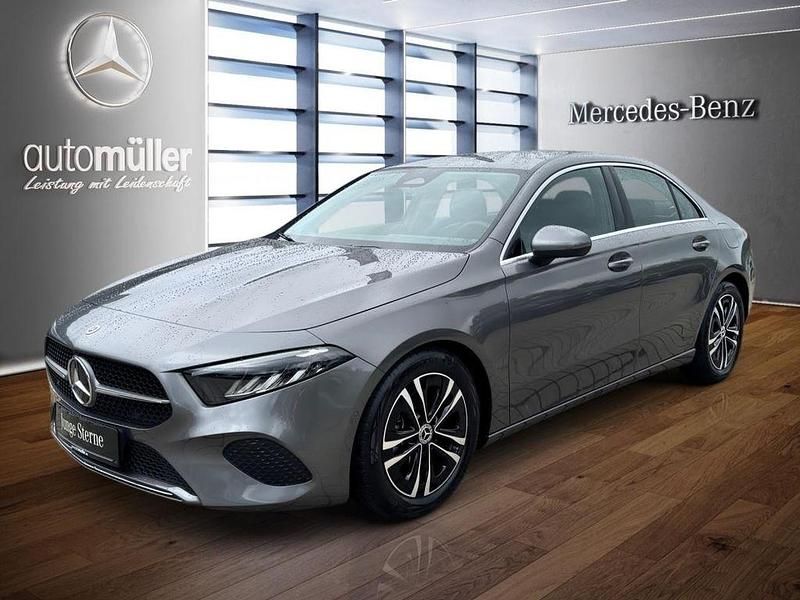Grau Gebraucht 2024 Mercedes A180 Progressive Limousine | 28.960 € (Fairer Preis) - Bild 1/3
