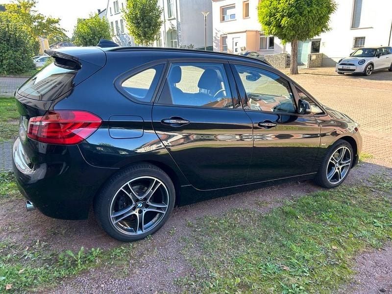 Schwarz Gebraucht 2017 BMW 220 Active Tourer Sport Line Van / Kleinbus | 15.500 € (Guter Preis) - Bild 1/4