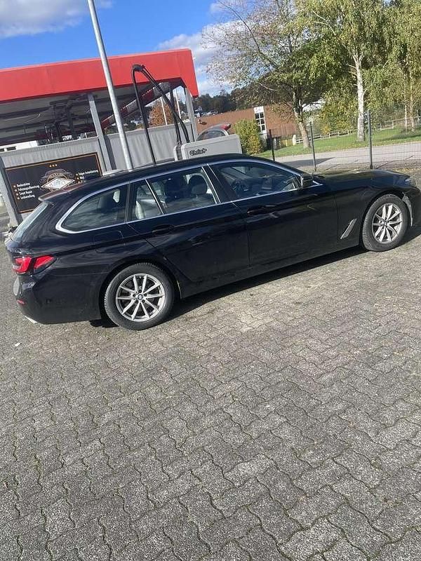 Gebraucht 2021 BMW 520 Luxury Line Kombi | 26.300 € (Teuer) - Bild 1/4