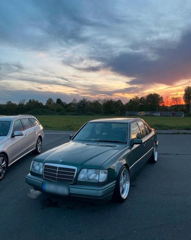 Grün Gebraucht 1994 Mercedes E200 Limousine | 2.499 € - Bild 1/4