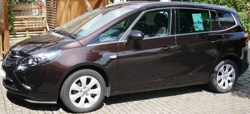 Braun Gebraucht 2015 Opel Zafira Tourer Innovation Van / Kleinbus | 8.900 € (Guter Preis) - Bild 1/4