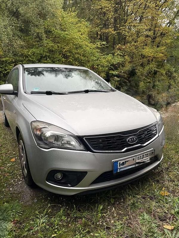 Grau Gebraucht 2012 Kia Ceed Edition 7 Limousine | 2.800 € - Bild 1/4