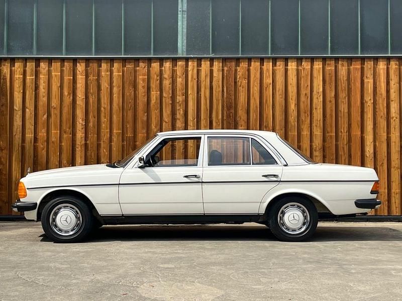 Gebraucht Mercedes 240 72 PS (52 kW) 1979 Violet Limousine