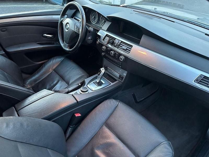 Gebraucht BMW 525 197 PS (144 kW) 2007 Grau Limousine