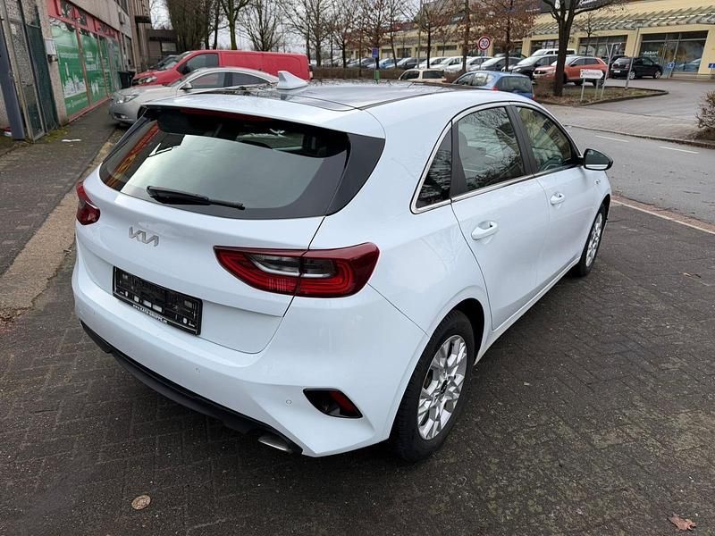 Gebraucht Kia Ceed 136 PS (100 kW) 2023 Weiß Kleinwagen