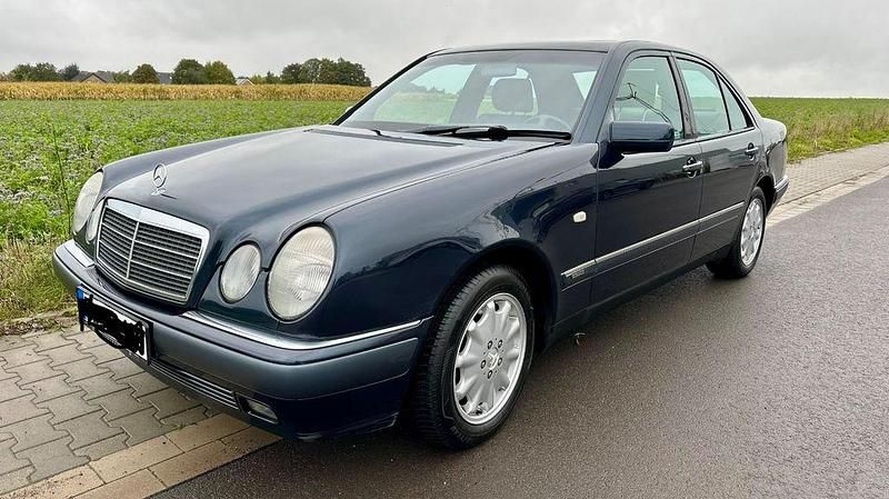 Blau Gebraucht 1997 Mercedes E320 Elegance Limousine | 6.900 € (Fairer Preis) - Bild 1/4