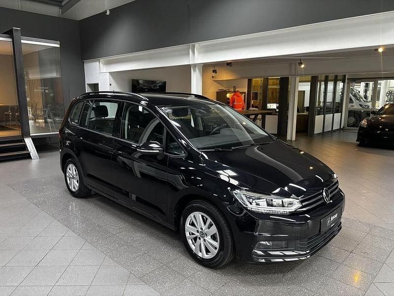 Gebraucht VW Touran Comfortline 150 PS (110 kW) 2024 Deep black perleffekt Van / Kleinbus