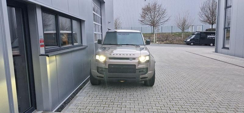 Neu Land Rover Defender 635 PS (467 kW) 2026 Gold SUV