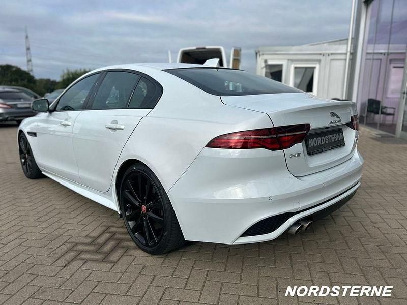 Begagnad Jaguar XE R-Dynamic 179 HK (131 kW) 2019 Vit Sedan