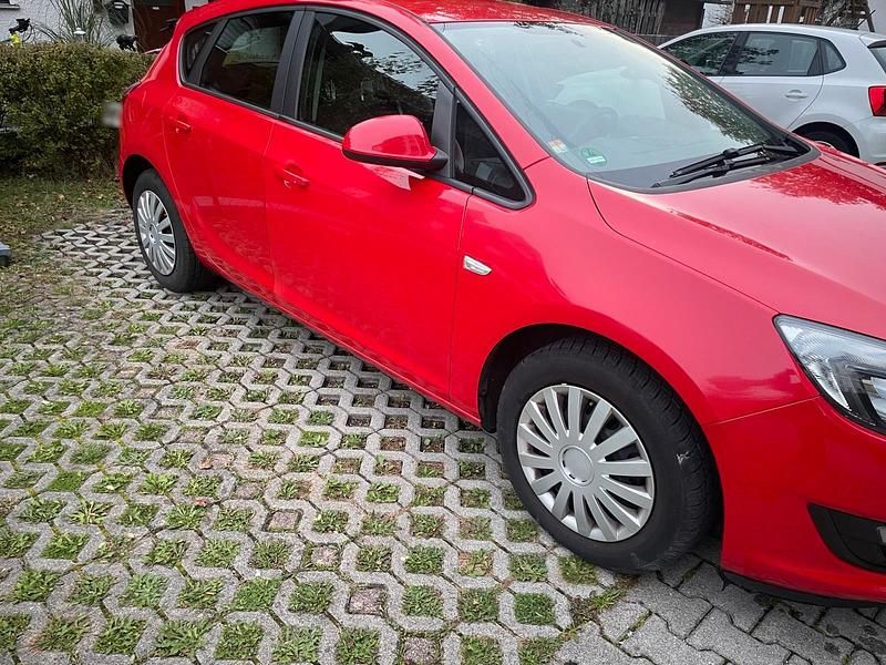 Gebraucht Opel Astra 116 PS (85 kW) 2013 Rot Kleinwagen