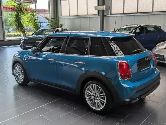 Używany Mini Cooper Classic 136 KM (100 kW) 2023 Niebieski Hatchback