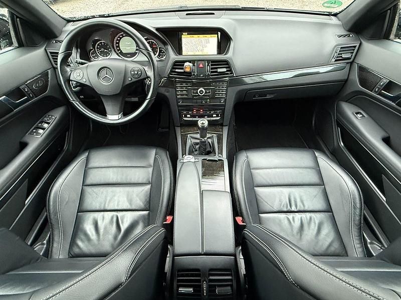 Gebraucht Mercedes E200 184 PS (135 kW) 2011 Schwarz Coupé