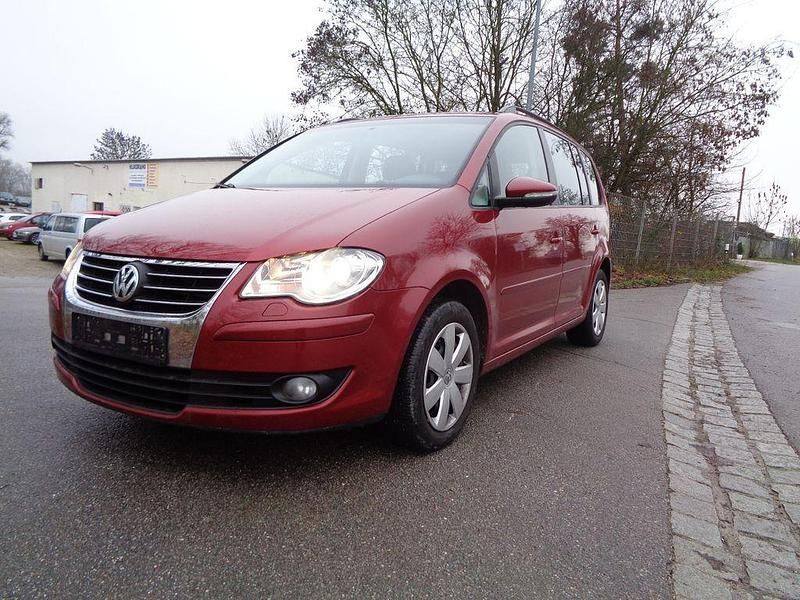 Rot Gebraucht 2009 VW Touran Trendline Van / Kleinbus | 6.900 € (Etwas zu teuer) - Bild 1/4