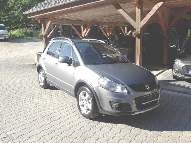 Grau metallic Gebraucht 2011 Suzuki SX4 Comfort SUV | 8.300 € (Teuer) - Bild 1/4
