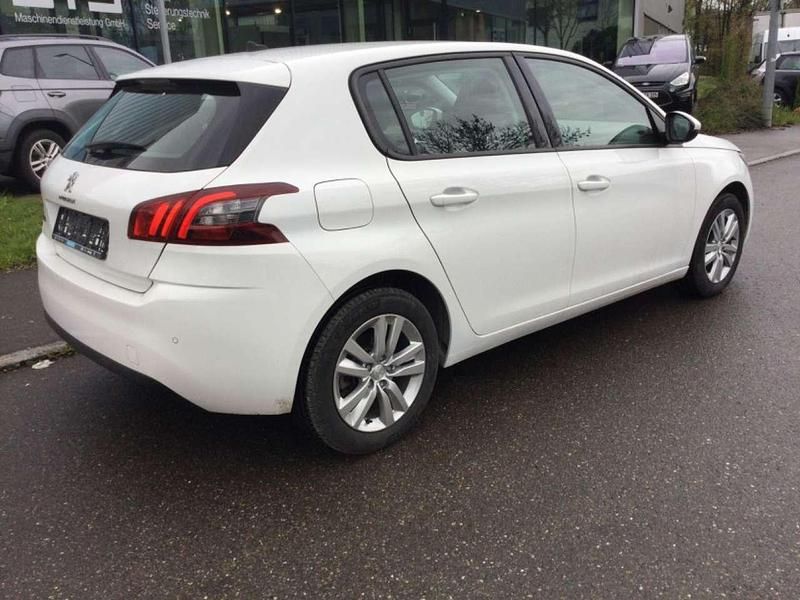 Second-hand Peugeot 308 Active 131 CP (96 kW) 2021 Alb Berlinǎ