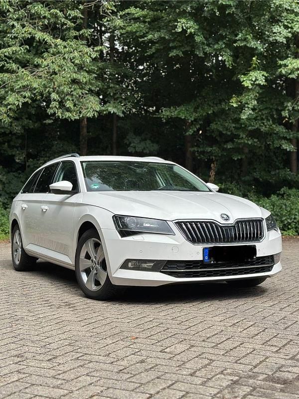Weiß Gebraucht 2019 Skoda Superb Style Kombi | 19.550 € (Fairer Preis) - Bild 1/4