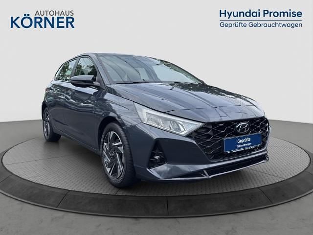 Grau Gebraucht 2022 Hyundai i20 Trend Limousine | 16.900 € (Fairer Preis) - Bild 1/4