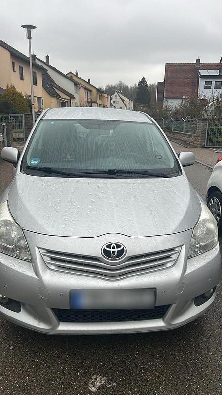 Gebraucht Toyota Verso 177 PS (130 kW) 2010 Silber Van / Kleinbus