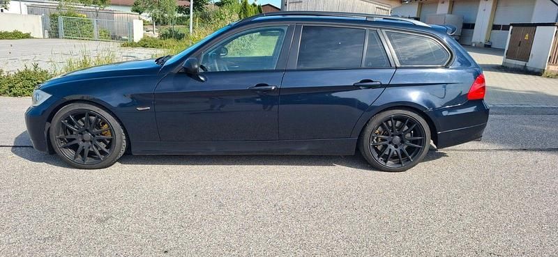 Blau Gebraucht 2006 BMW 330 Sport Line Kombi | 6.500 € (Fairer Preis) - Bild 1/4