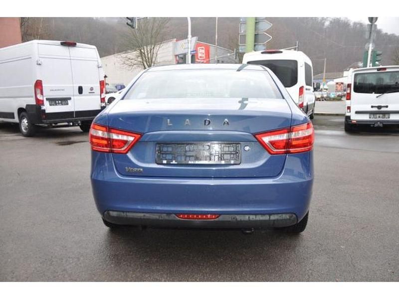 Gebraucht Lada Vesta 106 PS (77 kW) 2017 Blau Limousine