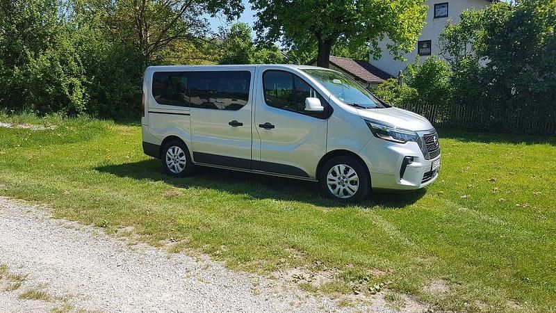 Silber Gebraucht 2024 Nissan Primastar Tekna Van / Kleinbus | 28.290 € - Bild 1/4