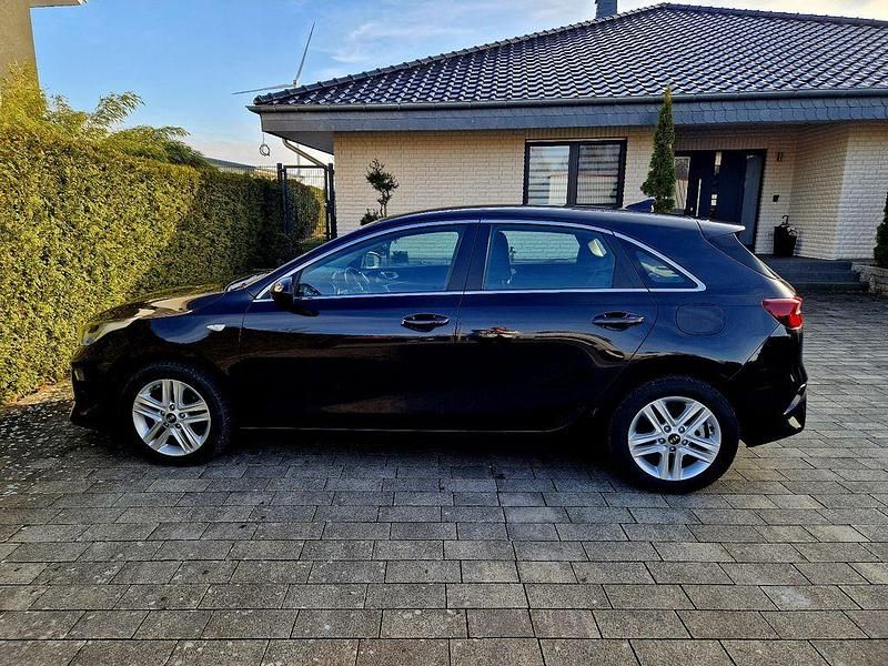 Gebraucht Kia Ceed 136 PS (100 kW) 2021 Black pearl Kleinwagen