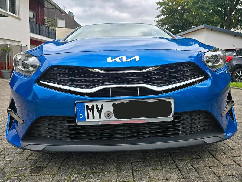 Blau Gebraucht 2021 Kia Ceed Vision Limousine | 20.500 € (Teuer) - Bild 1/4