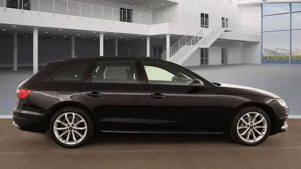 Używany Audi A4 Advanced 235 KM (172 kW) 2023 Czarny Sedan/Limuzyna