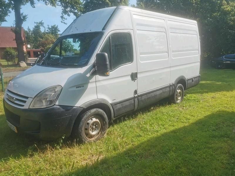 Weiß Gebraucht 2008 Iveco Daily Van / Kleinbus | 1.650 € (Fairer Preis) - Bild 1/4