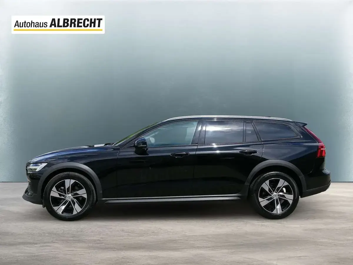 Gebraucht Volvo V60 CC Plus 197 PS (144 kW) 2023 Black solid "stone" / solid Kombi