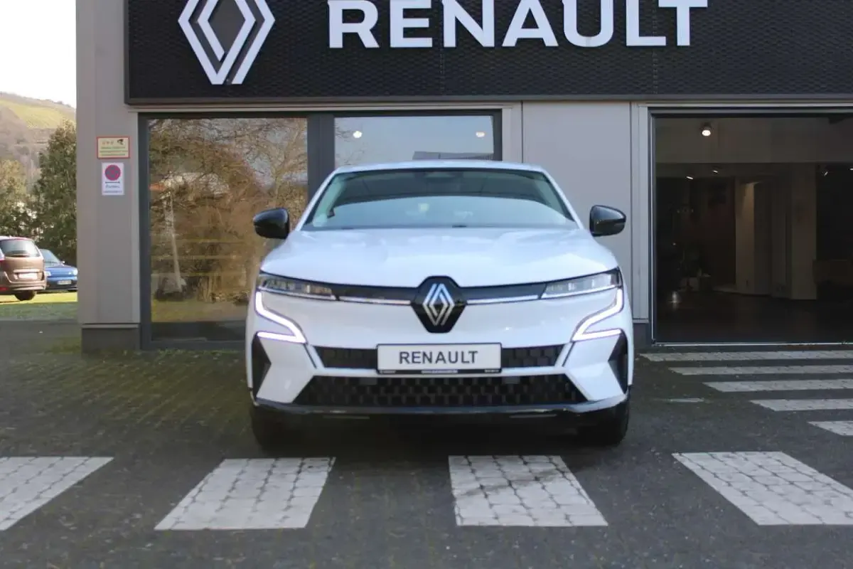 Używany Renault Megane E-Tech Evolution 160 kW (218 KM) 2022 Biały Hatchback