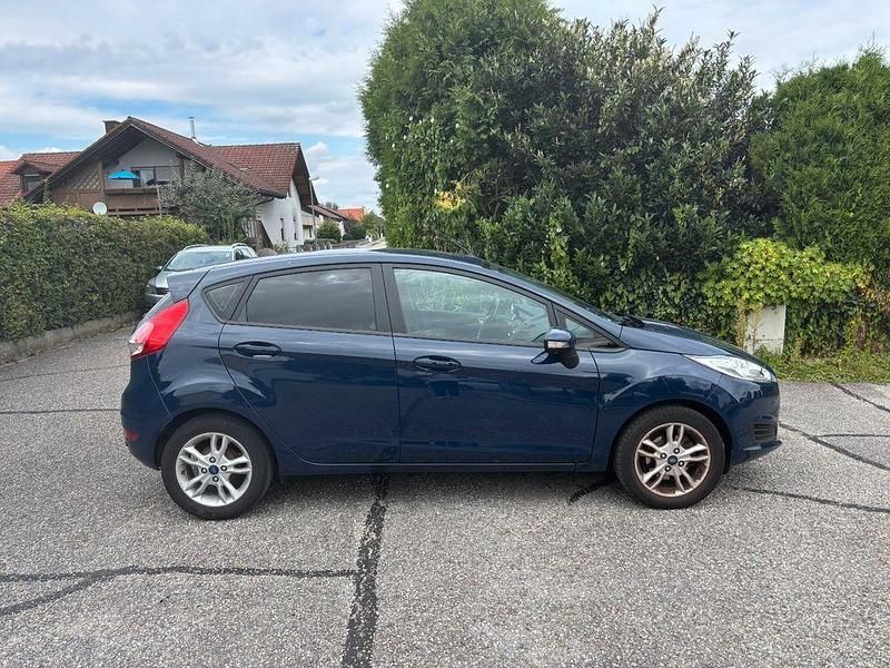 Gebraucht Ford Fiesta Trend 101 PS (74 kW) 2016 Blau Limousine
