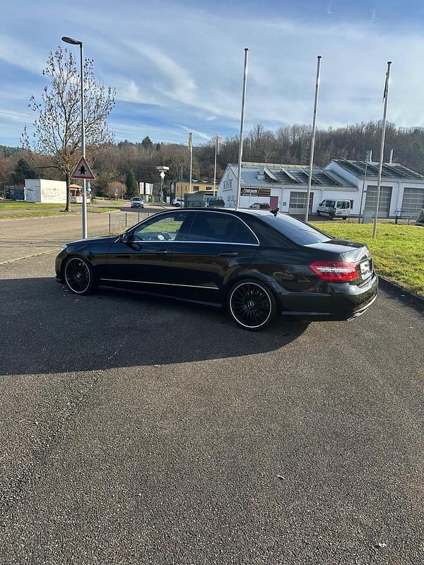 Gebraucht Mercedes E500 408 PS (300 kW) 2012 Schwarz Limousine