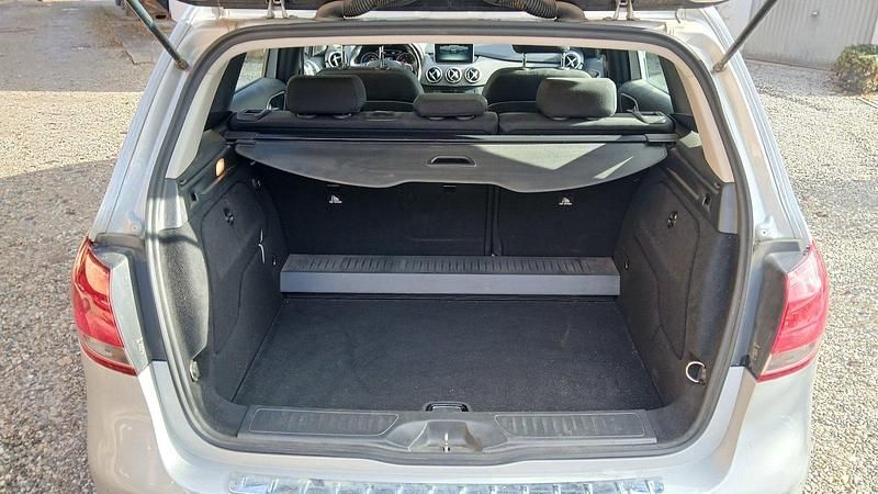 Gebraucht Mercedes B180 109 PS (80 kW) 2015 Silber Van / Kleinbus