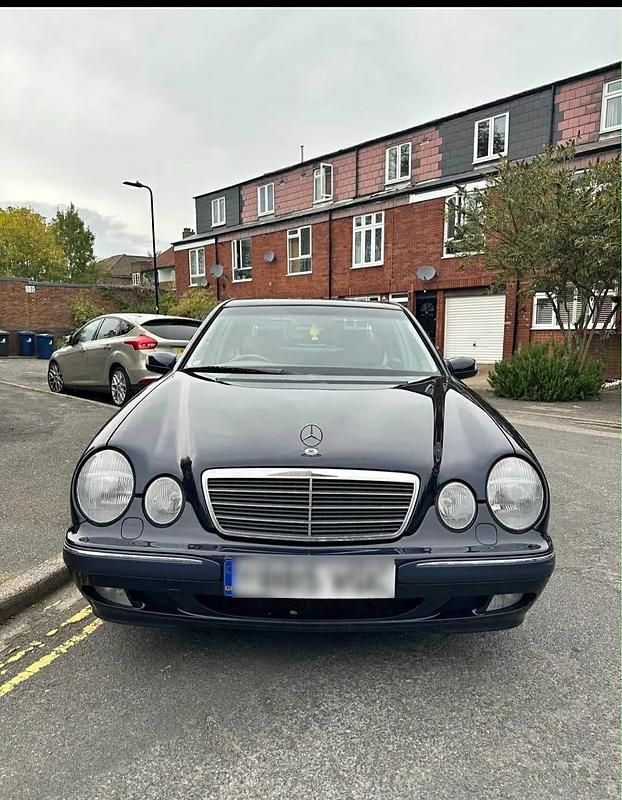 Blau Gebraucht 2001 Mercedes E220 Limousine | 5.700 € - Bild 1/4