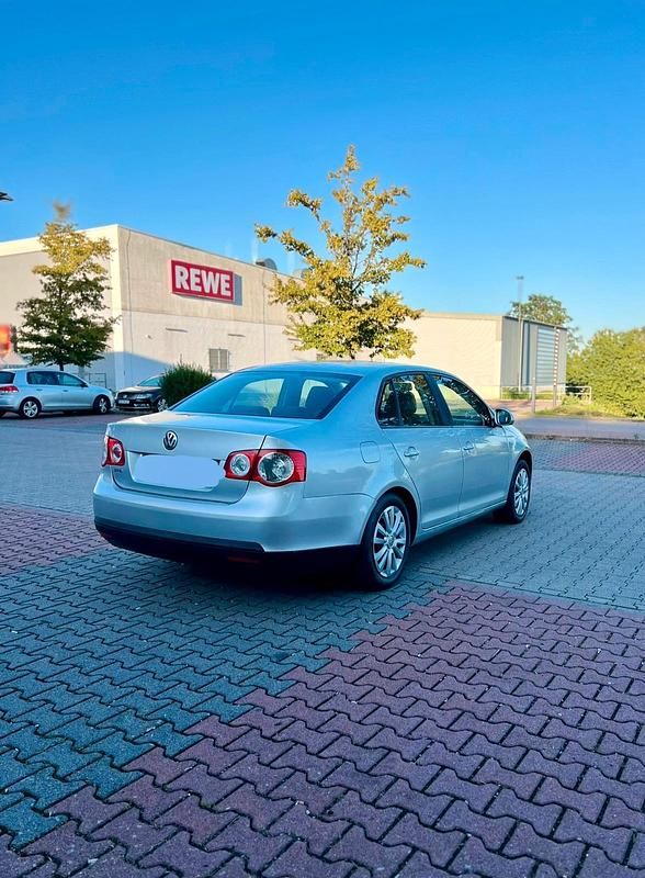 Gebraucht VW Jetta 102 PS (75 kW) 2008 Grau Limousine