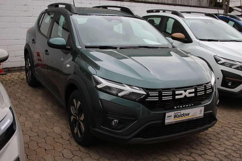 Neu Dacia Sandero Expression 91 PS (66 kW) 2025 Zedergrün Kleinwagen