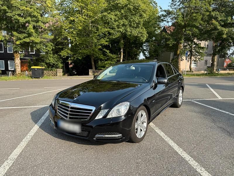 Schwarz Gebraucht 2011 Mercedes E300 Limousine | 9.700 € (Superpreis) - Bild 1/4