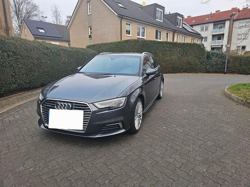 Grau Gebraucht 2017 Audi e-tron S-Line SUV | 16.750 € (Superpreis) - Bild 1/4