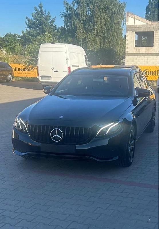 Second-hand Mercedes E300 306 CP (225 kW) 2019 Negru Break