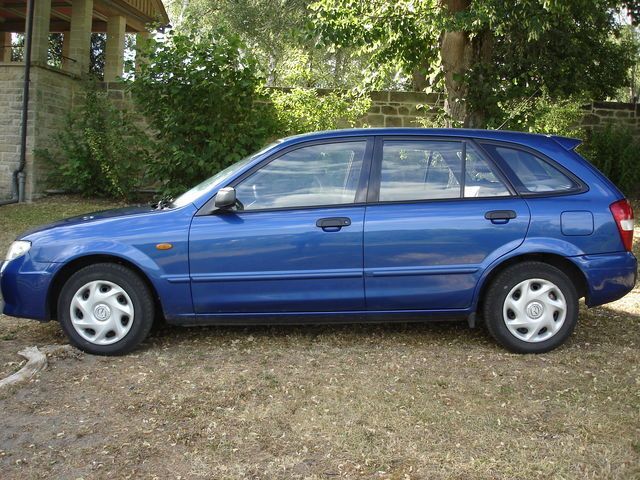 Gebraucht Mazda 323F Sporty 72 PS (52 kW) 2001 Blau metallic Kleinwagen