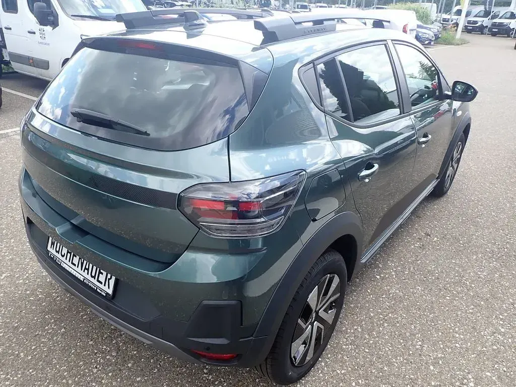 Neu Dacia Sandero Expression 110 PS (80 kW) 2026 Grün SUV