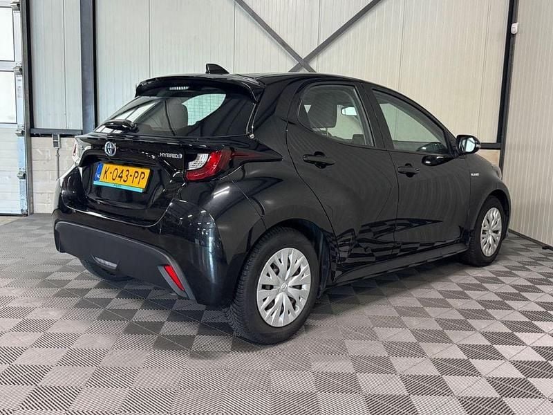 Gebraucht Toyota Yaris Hybrid Active 91 PS (66 kW) 2021 Schwarz Limousine