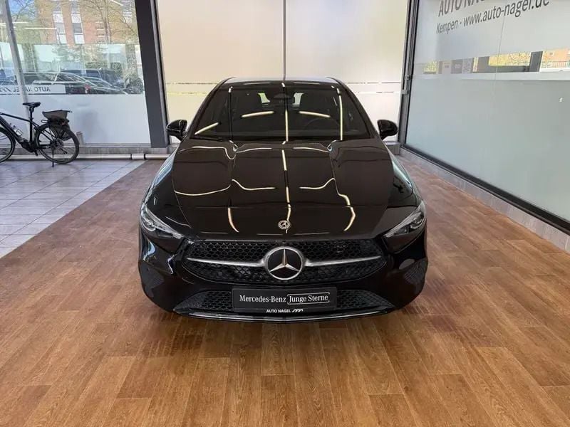 Gebraucht Mercedes A200 Progressive 163 PS (119 kW) 2023 Schwarz Kleinwagen